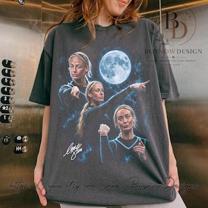ソフィー・カニンガム スリームーンシャツ、ウルフムーンパロディスポーツTシャツ、WNBAファンギフト、ソフィー・カニンガム 指差しミームTシャツ、バスケットボールグッズ