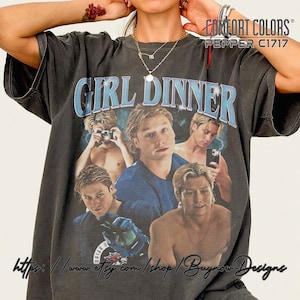 Puede incluir: Camiseta Comfort Colors gris oscuro con el texto "GIRL DINNER" en azul y un collage de imágenes. La camiseta tiene una estética vintage e incluye el texto "Comfort Colors Pepper C1717".