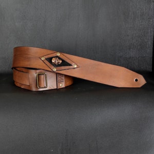 Gitarrengurt aus Leder. SKUL Diamant Aufnäher. Handgefertigt. 2.5&quot;. Antik Braun