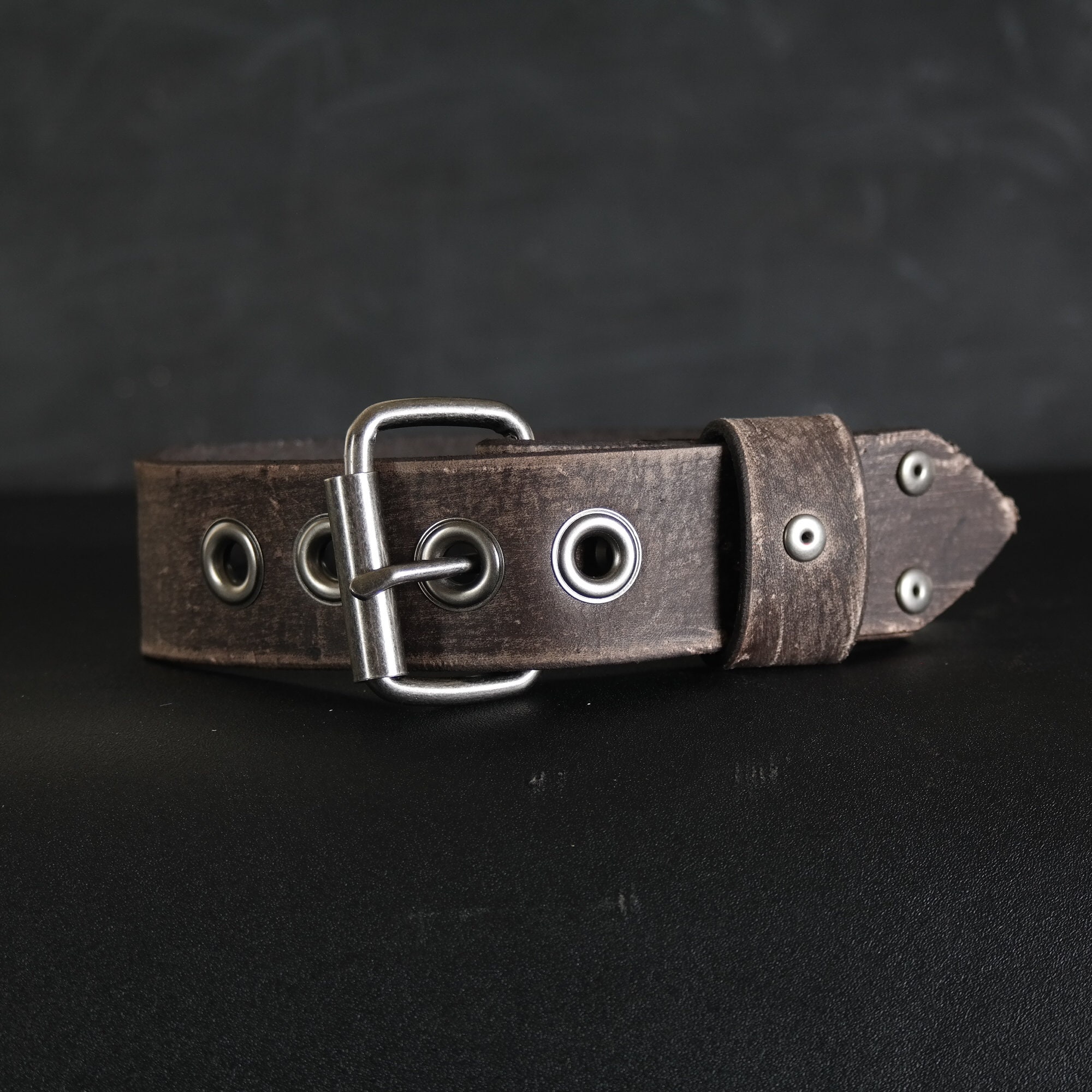 Hundehalsband aus gealtertem Leder. 1.5" Breit. Ohrstecker & Ösen. Braun