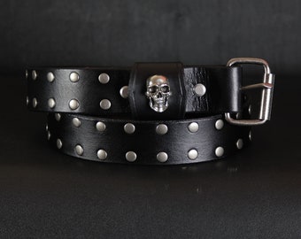 Cinturón de piel con tachuelas. Rockera gótica estilo SKULL. 1,5 pulgadas de ancho. NEGRO