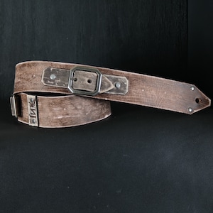 Vintage Gitarrengurt aus Leder. Schnalle Design. 2,5 cm breit. 2 Töne BRAUN