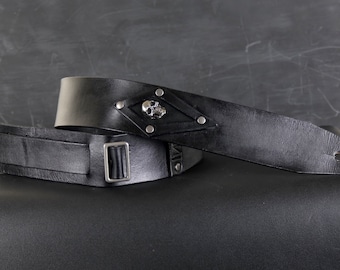 Correa de guitarra de cuero personalizada. Diseño con parche de calavera y diamante. 2,5 pulgadas de ancho. NEGRO