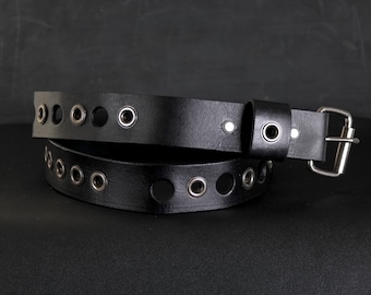 Cinturón de cuero de 1,5" de ancho con ojales. Diseño de agujeros. Negro