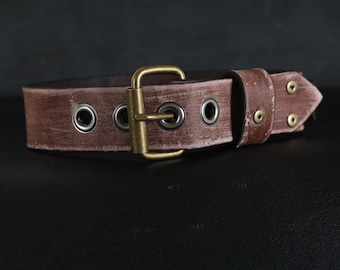 Hundehalsband aus gealtertem Leder. 1.5&quot; Breit. Ohrstecker & Ösen. Hellbraun