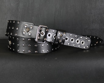 Voll beschlagene Gitarrengurt aus Leder. Schnalle. 2,5 cm breit. Schwarz & Chrom