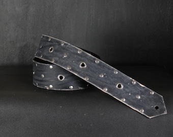 Gealterter Gitarrengurt aus Leder. Nieten & Ösen Design. 2,5 cm breit. SCHWARZ