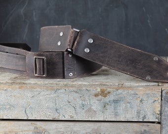 Correa de guitarra de cuero envejecido. Diseño de bucle. 2.5 pulgadas de ancho. Marrón oscuro