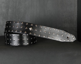 Beschlagener Custom Gitarrengurt aus Leder. Handgefertigt. 6,5 cm breit..SCHWARZ & Chrom