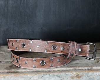 Cinturón de Piel Envejecida. Diseño con tachuelas y ojales. 1,5 pulgadas de ancho. Marrón claro