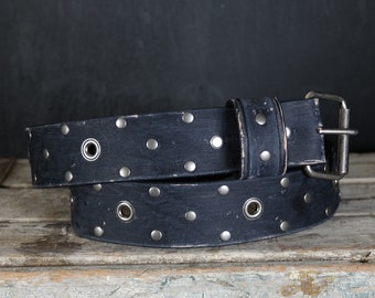 Cinturón de Piel Envejecida. Diseño de ojales. 2 pulgadas de ancho. NEGRO
