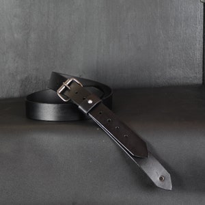 Slanke leren gitaarband. 1,5 inch breed. Gesp ontwerp. Zwart &Antiek Nikkel