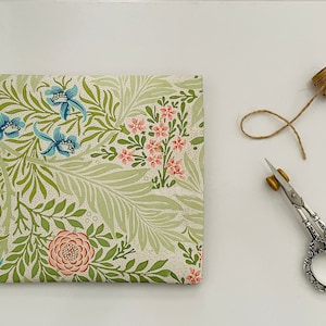 William Morris Larkspur Pattern 1874 Arts & Crafts Papier d’emballage Grande feuille d’emballage cadeau vintage Design Anniversaires Mariages de Noël