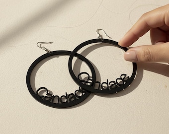 Pendientes de aro personalizados con nombre, pendientes de aro de acrílico negro con nombre personalizado, aros grandes y llamativos.