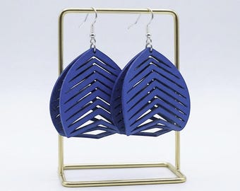 Pendientes llamativos de cuero azul pintados a mano, pendientes colgantes grandes de cuero auténtico, joyería artesanal bohemia.