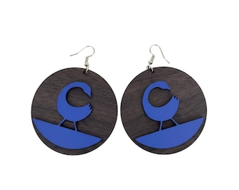 Pendientes Sankofa en madera de nogal y cuero azul cobalto, joyería artesanal de técnica mixta inspirada en África.