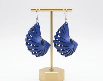 Pendientes de cuero azul cortados con láser en 3D, pendientes colgantes grandes de cuero genuino esculpido, joyería llamativa de estilo bohemio.