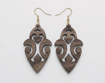 Pendientes colgantes de madera de nogal, diseño étnico calado hecho a mano, pendientes llamativos de madera natural y ligeros.