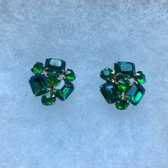 Vintage Green Cluster Screw-Back Earrings - image 1