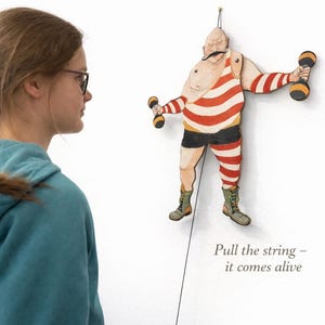 Puede incluir: Un letrero de madera rústico con el texto "Welcome to our home" en letras blancas. El letrero presenta un acabado envejecido y un diseño simple y acogedor, perfecto para un porche o entrada.