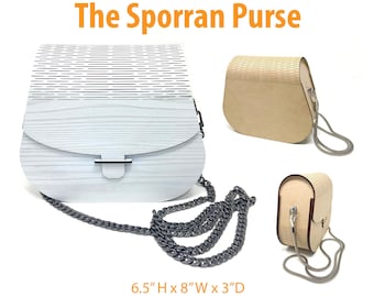 Puede incluir: Un bolso de madera blanco y marrón con una correa de cadena plateada. El bolso mide 16,5 cm de alto, 20 cm de ancho y 7,5 cm de profundidad. La imagen también incluye el texto "The Sporran Purse", "File Formats Included: SVG PDF DXF EPS", y "EXCITED ATOM DESIGN".