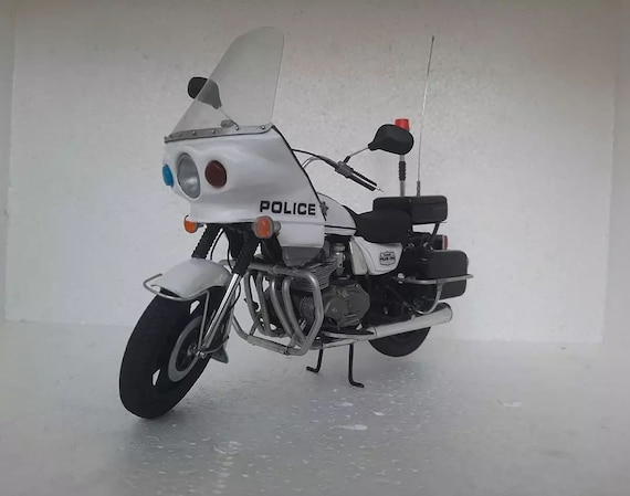 Moteur miniature personnalisé à monter soi-même du modèle vintage classique  Kawasaki KZ1000 Police, entièrement fabriqué à la main avec des canettes de  soda et des matériaux respectueux de l'environnement. -  Canada