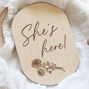 Elle est ici panneau en bois, panneau de faire-part nom de bébé, accessoire photo de faire-part de naissance, cadeau de baby shower, panneau de baby shower, cadeau de révélation de genre