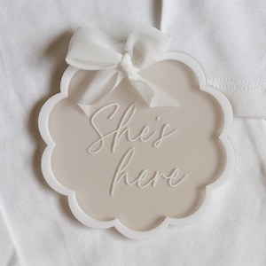Bow she's here, coeur bébé nouveau-né, enseigne acrylique de faire-part de nom, accessoire photo de faire-part de naissance, plaque de bébé en acrylique, nom de bébé personnalisé
