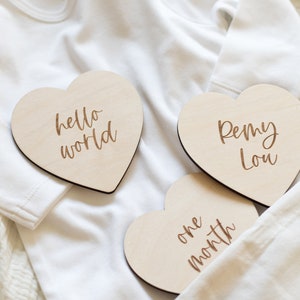 Jalon mensuel de bébé coeur gravé en bois, plaque personnalisée de nom de bébé, cadeau de baby shower, accessoire photo de faire-part de naissance, cartes d'étape
