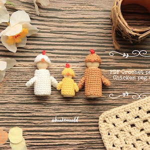 Può includere: Uno schema a uncinetto per realizzare bambole di legno a forma di pollo. Lo schema include le istruzioni per realizzare un gallo, una gallina e un pulcino. Le bambole sono realizzate con filato bianco, marrone e giallo.