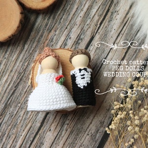 Op de afbeelding: Haakpatroon voor bruiloftpoppen van hout. De poppen zijn gekleed in witte en zwarte gehaakte outfits en staan op een houten schijf.