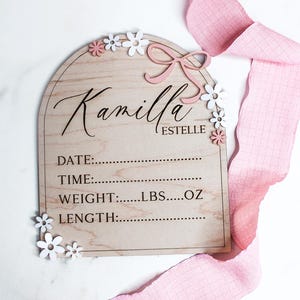 Targa personalizzata con nome per neonato - Regalo personalizzato per neonato - Disco per annuncio di nascita - Accessorio fotografico in legno - Ricordo delle statistiche del bambino