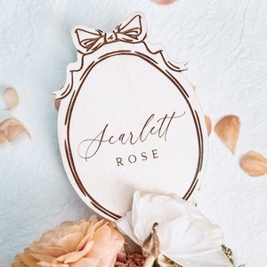 Vintage Frame Baby Girl Name Disc / Girly Bow Announcement Disc / Tabliczka z informacją o narodzinach / Zdjęcie noworodka Rekwizyt do zdjęć dziecka