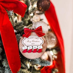 Personalisierter Familienstrumpf: Baumschmuck aus Holz mit Gravur