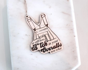 Décoration Love Island : citation sur les salopettes de Leah, bois d'érable