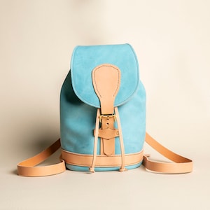 Mini mochila de cuero para el día a día. Personalízala, regalala a ella o a él. Fabricada en Portland, Oregón, EE. UU. Mochila vintage de cuero hecha a mano. imagen 1