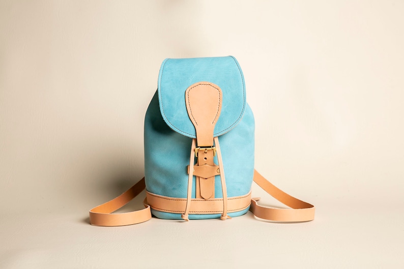Mini mochila de cuero para el día a día. Personalízala, regalala a ella o a él. Fabricada en Portland, Oregón, EE. UU. Mochila vintage de cuero hecha a mano. imagen 1