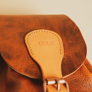 Mini mochila de cuero para el día a día. Personalízala, regalala a ella o a él. Fabricada en Portland, Oregón, EE. UU. Mochila vintage de cuero hecha a mano. Embossing