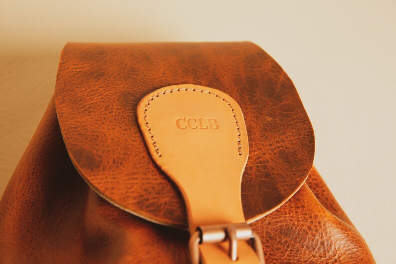 Mini mochila de cuero para el día a día. Personalízala, regalala a ella o a él. Fabricada en Portland, Oregón, EE. UU. Mochila vintage de cuero hecha a mano. Embossing