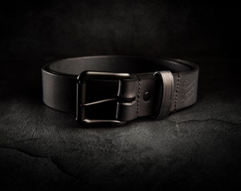 All Black-collectie | Handgemaakte duurzame leren riem voor hem | Personalisatie beschikbaar | Cadeau voor hem, gemaakt in Portland, Oregon, VS