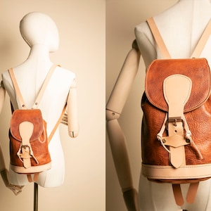 Mini mochila de cuero para el día a día. Personalízala, regalala a ella o a él. Fabricada en Portland, Oregón, EE. UU. Mochila vintage de cuero hecha a mano. imagen 2
