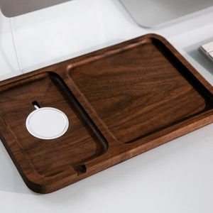 MagSafe houten opvangbak voor iPhone-verlichting en draadloze oplader EDC-oplaadstation bureau-organizer. Handgemaakt in Portland, Oregon, VS.