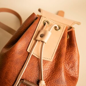 Mini mochila de cuero para el día a día. Personalízala, regalala a ella o a él. Fabricada en Portland, Oregón, EE. UU. Mochila vintage de cuero hecha a mano. imagen 4