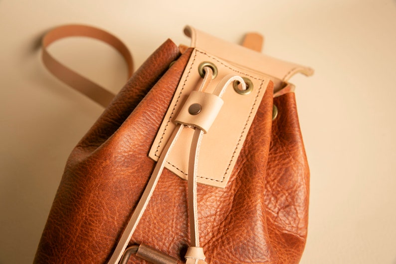 Mini mochila de cuero para el día a día. Personalízala, regalala a ella o a él. Fabricada en Portland, Oregón, EE. UU. Mochila vintage de cuero hecha a mano. imagen 4