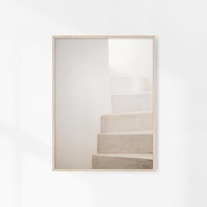 Peut inclure: Une photographie d'un escalier blanc avec un mur blanc en arri&egrave;re-plan. L'escalier est en b&eacute;ton et a une finition lisse et polie.
