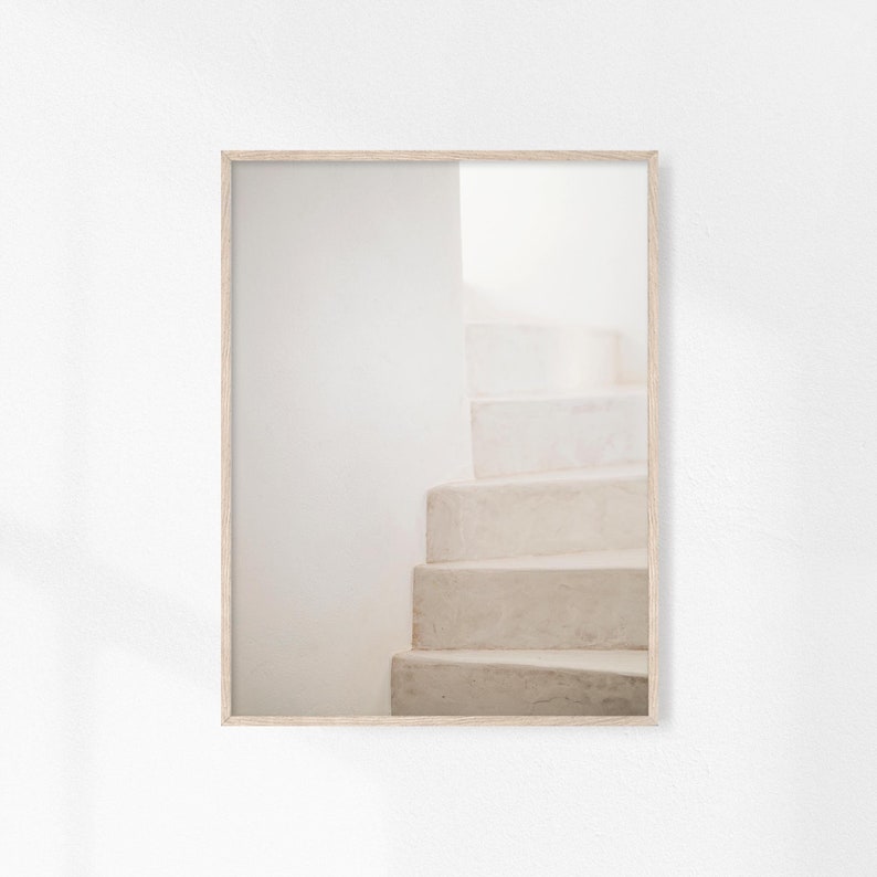 Peut inclure: Une photographie d'un escalier blanc avec un mur blanc en arri&egrave;re-plan. L'escalier est en b&eacute;ton et a une finition lisse et polie.