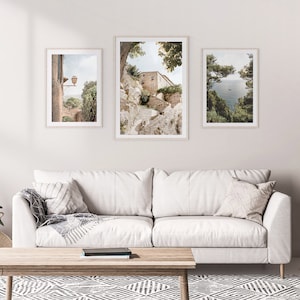 Pode incluir: Tr&ecirc;s fotografias emolduradas de paisagens italianas. A primeira foto mostra um edif&iacute;cio de pedra com vista para o mar. A segunda foto mostra um caminho de pedra que leva a um edif&iacute;cio. A terceira foto mostra um close-up de uma parede de pedra com vista para o mar.