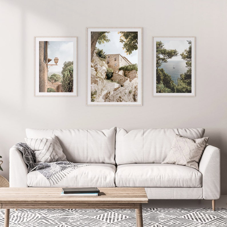Pode incluir: Tr&ecirc;s fotografias emolduradas de paisagens italianas. A primeira foto mostra um edif&iacute;cio de pedra com vista para o mar. A segunda foto mostra um caminho de pedra que leva a um edif&iacute;cio. A terceira foto mostra um close-up de uma parede de pedra com vista para o mar.