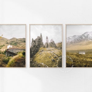 Könnte beinhalten: Drei Landschaftsfotos in Holzrahmen. Das erste zeigt einen Zug, der über eine Steinbrücke in einer Bergregion fährt. Das zweite zeigt eine felsige Bergkette mit Nebel im Hintergrund. Das dritte zeigt ein kleines weißes Haus auf einem Feld mit einer Bergkette im Hintergrund.