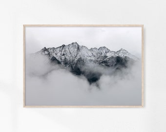 Impresión de montaña, póster de montaña nevada, arte mural de naturaleza nórdica, fotografía de niebla, impresiones de niebla de montaña, arte mural de naturaleza salvaje, blanco y negro